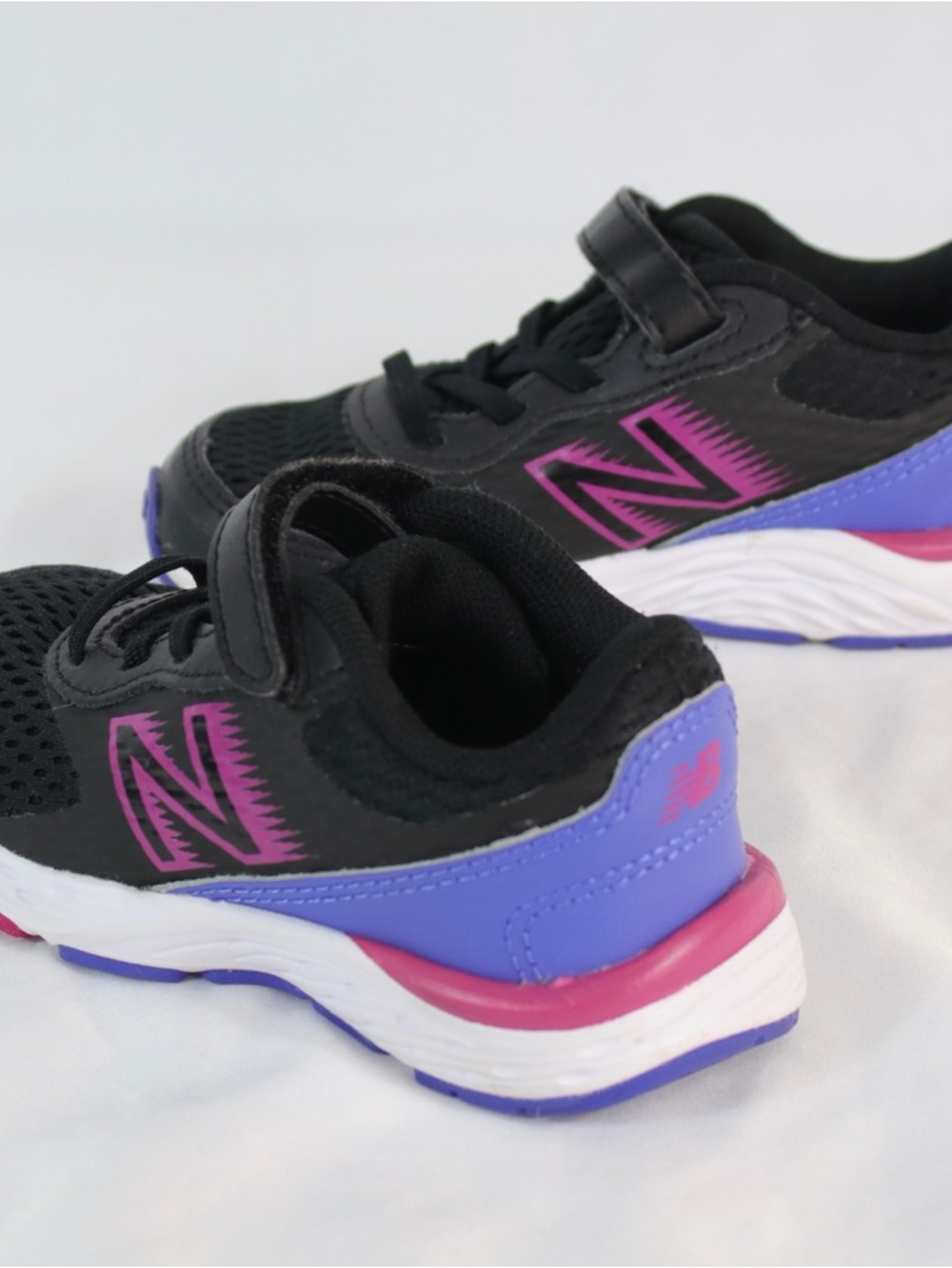 New Balance Black, White & Purple 680 V6 Lace-Up Running Shoes Kids Size 7